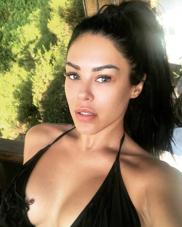 Ελληνίδα τραγουδίστρια κολάζει με το καυτό μαγιό στην παραλία (photos)