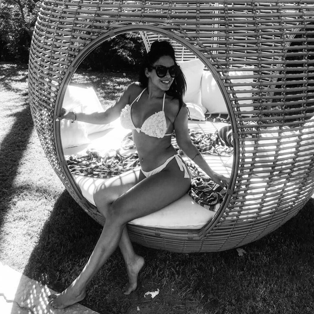 Ελληνίδα τραγουδίστρια κολάζει με το καυτό μαγιό στην παραλία (photos)