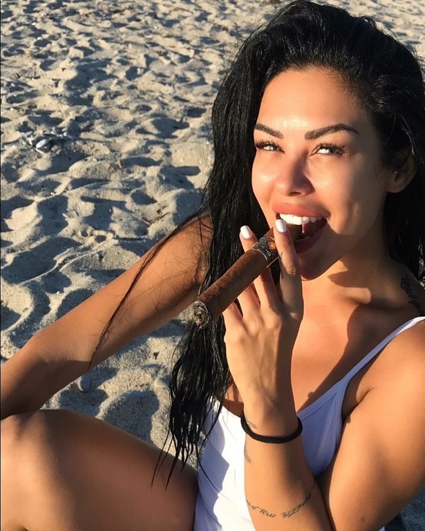 Ελληνίδα τραγουδίστρια κολάζει με το καυτό μαγιό στην παραλία (photos)