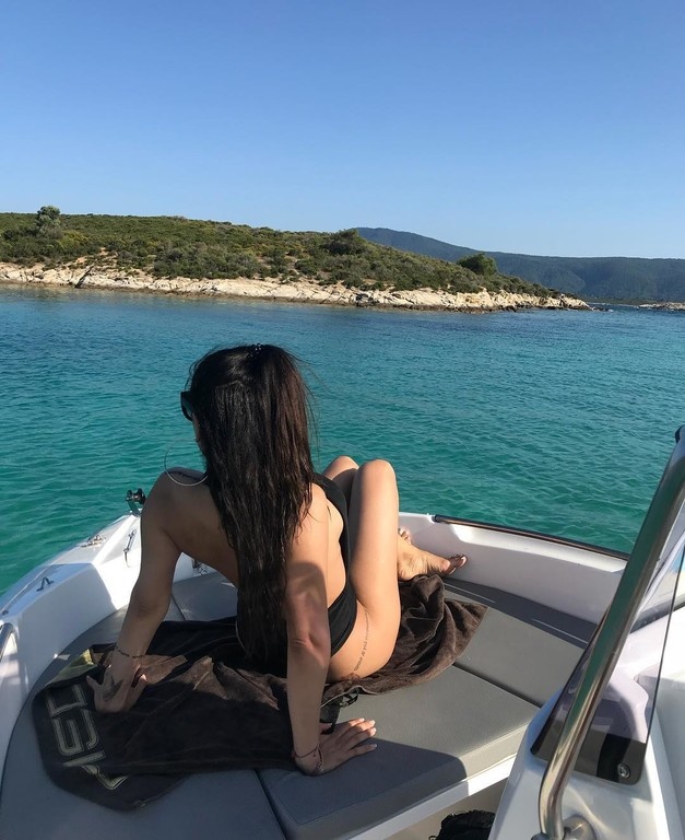 Ελληνίδα τραγουδίστρια κολάζει με το καυτό μαγιό στην παραλία (photos)