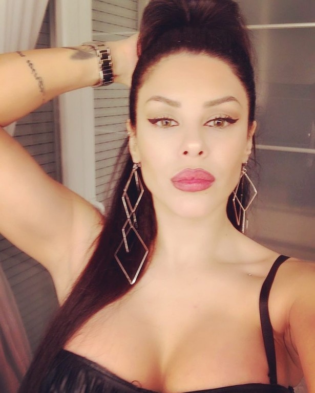 Ελληνίδα τραγουδίστρια κολάζει με το καυτό μαγιό στην παραλία (photos)