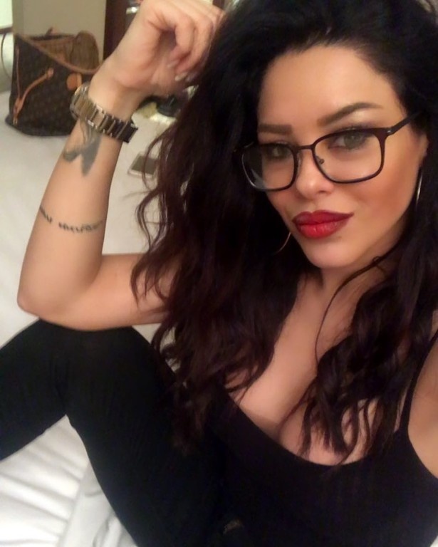 Ελληνίδα τραγουδίστρια κολάζει με το καυτό μαγιό στην παραλία (photos)