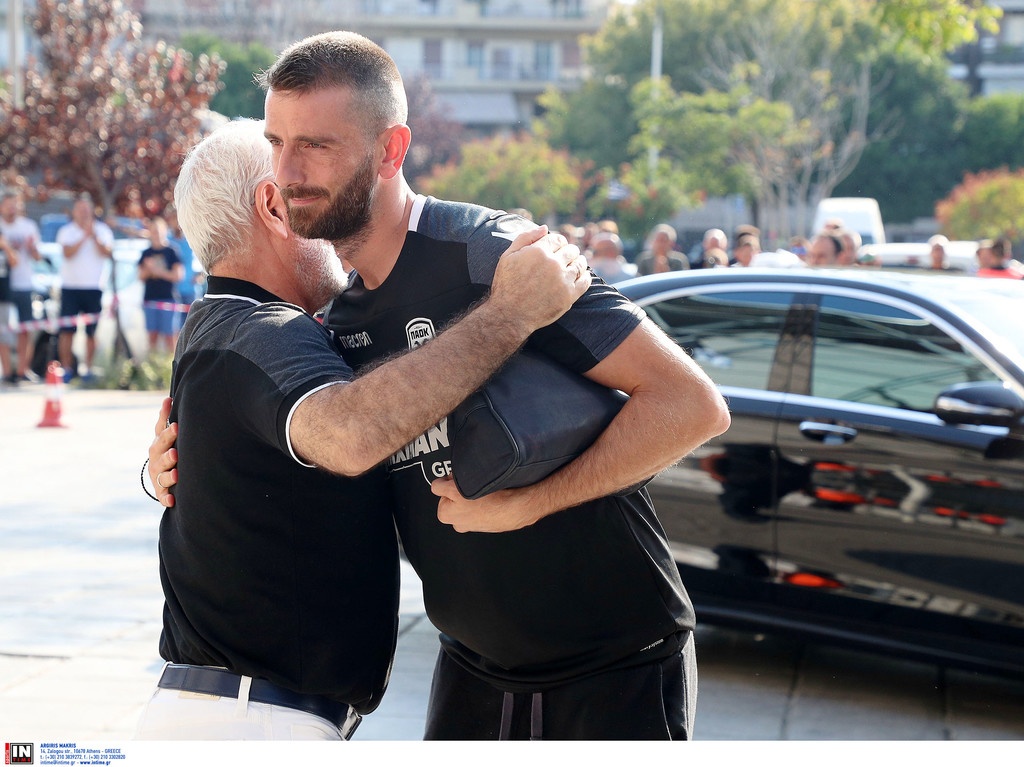 Ο Ιβάν Σαββίδης υποδέχτηκε την αποστολή του ΠΑΟΚ (photos)
