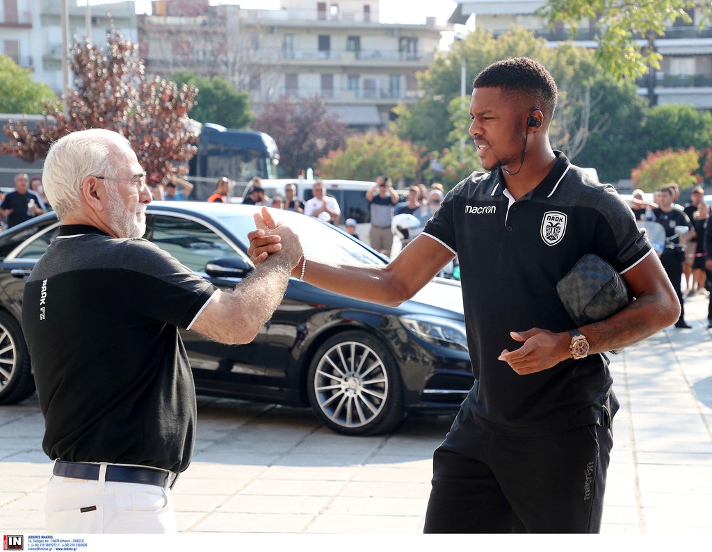 Ο Ιβάν Σαββίδης υποδέχτηκε την αποστολή του ΠΑΟΚ (photos)