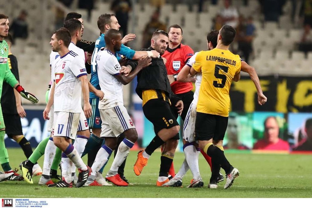 Επεισόδιο μεταξύ παικτών και κόκκινη στο Λιβάγια! (video)