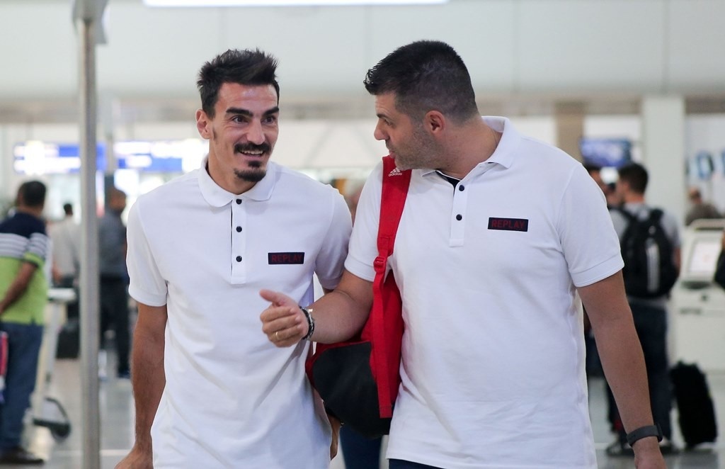 Ολυμπιακός: «Πέταξε» για Αγγλία (photos)
