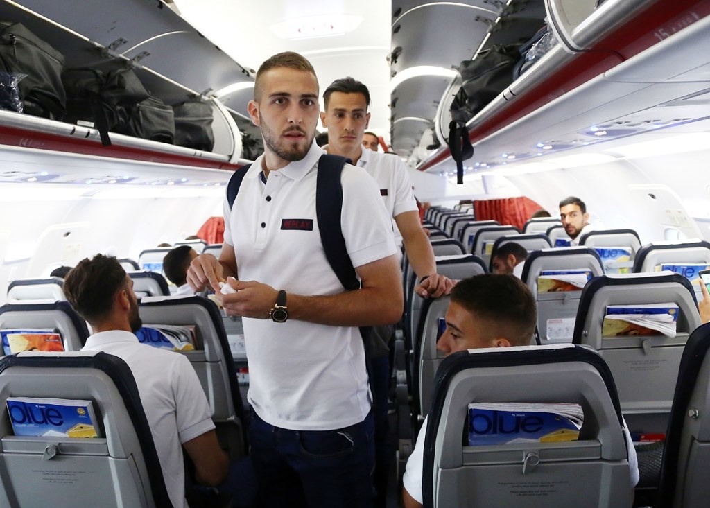 Ολυμπιακός: «Πέταξε» για Αγγλία (photos)