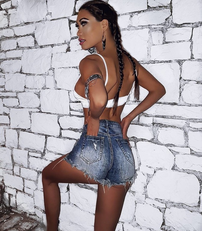 Καυτή Ελληνίδα με αναλογίες που… σκοτώνουν (photos)