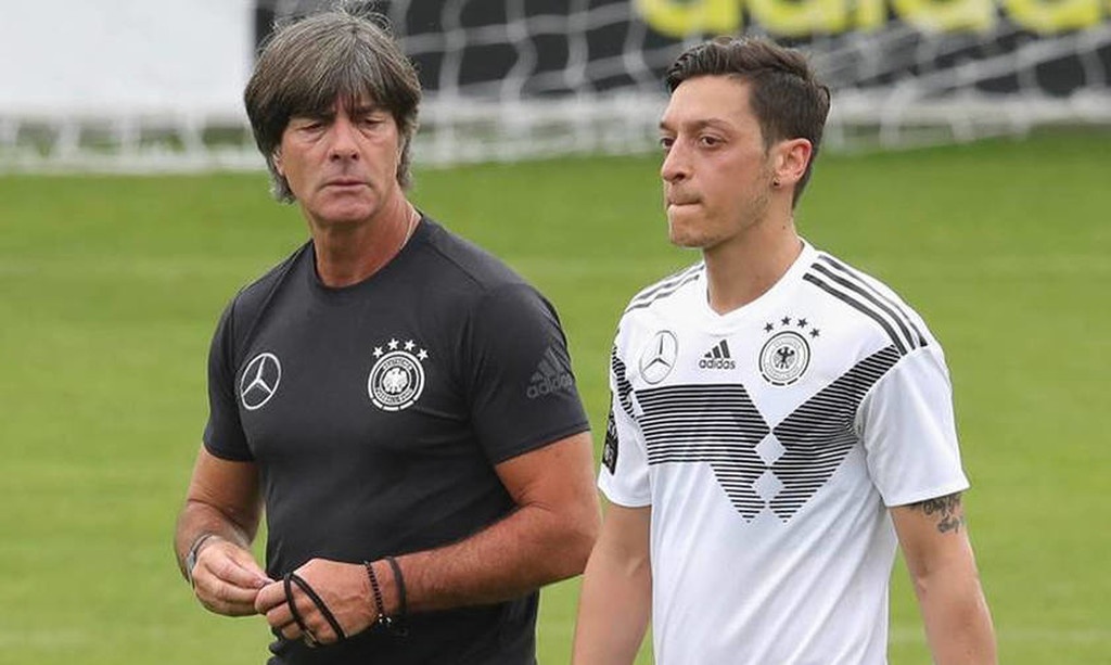 Ξεκάθαρος ο Λεβ για Οζίλ: «Έκλεισε μόνος του την πόρτα στην εθνική Γερμανίας» (photos)