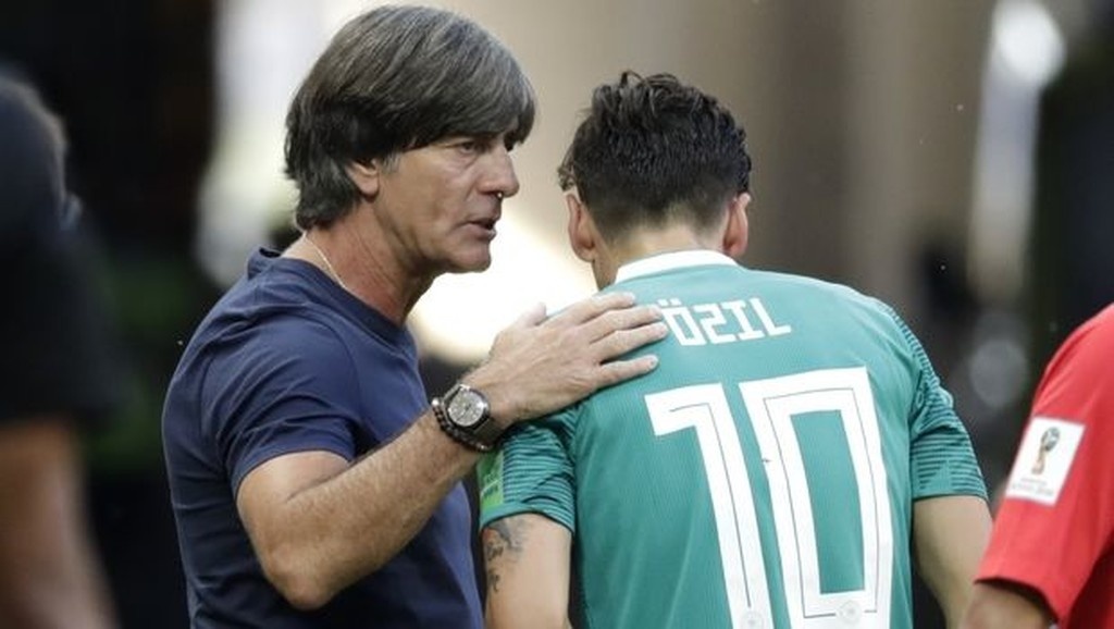 Ξεκάθαρος ο Λεβ για Οζίλ: «Έκλεισε μόνος του την πόρτα στην εθνική Γερμανίας» (photos)