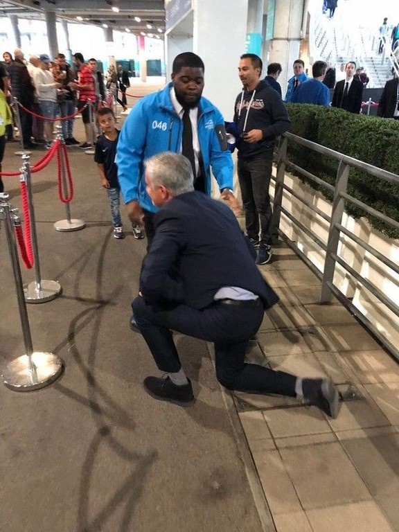 Επική σαβούρα του Μουρίνιο έξω από το Γουέμπλεϊ! (video+photos)