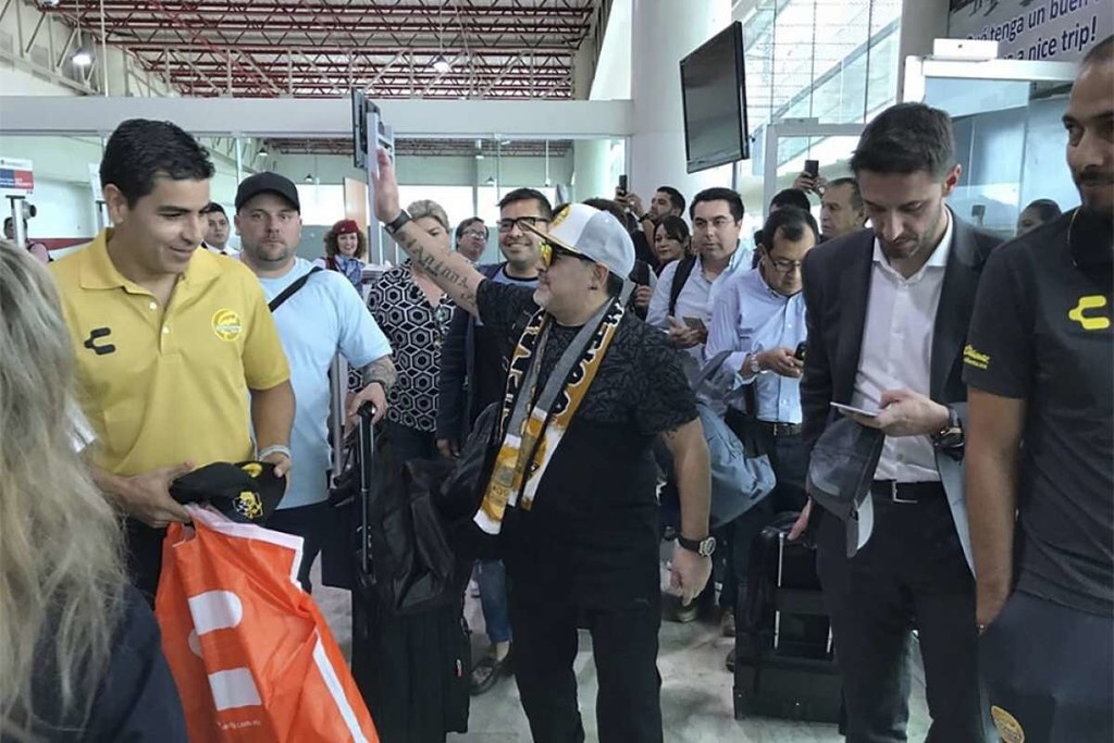 Υποδοχή Μεσία στον Μαραντόνα από τους Μεξικανούς (photos+video)