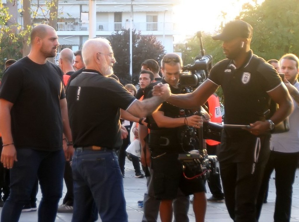 ΠΑΟΚ-ΑΕΚ: Η υποδοχή του Σαββίδη στην αποστολή του Δικεφάλου του Βορρά (photos)