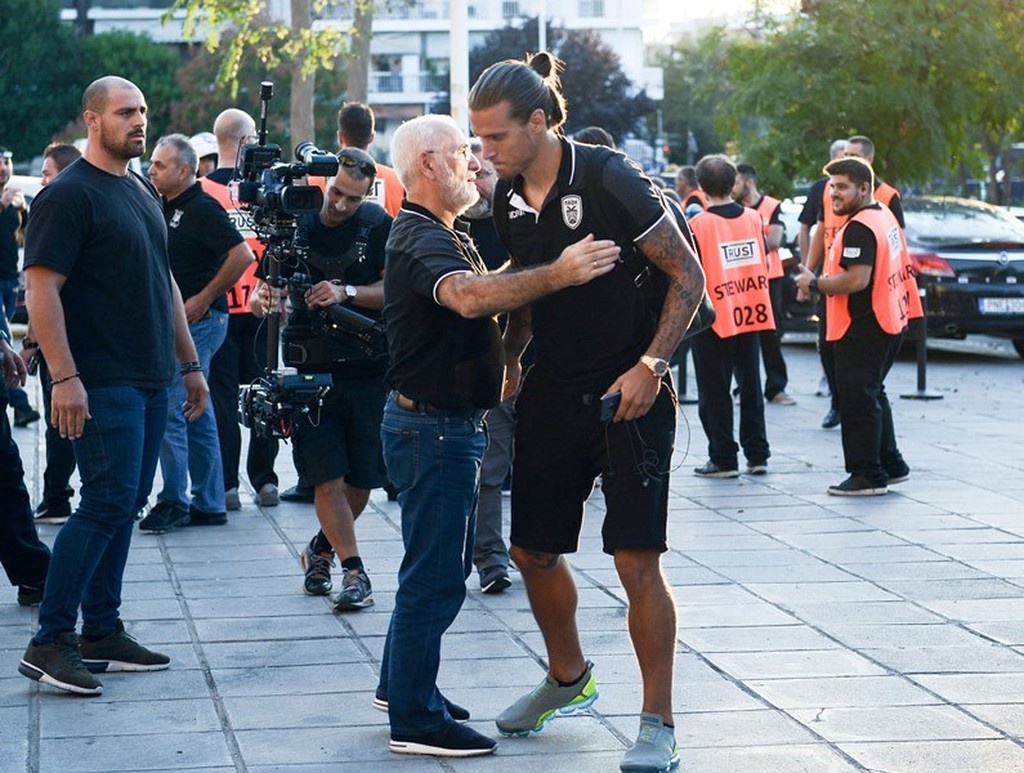 ΠΑΟΚ-ΑΕΚ: Η υποδοχή του Σαββίδη στην αποστολή του Δικεφάλου του Βορρά (photos)