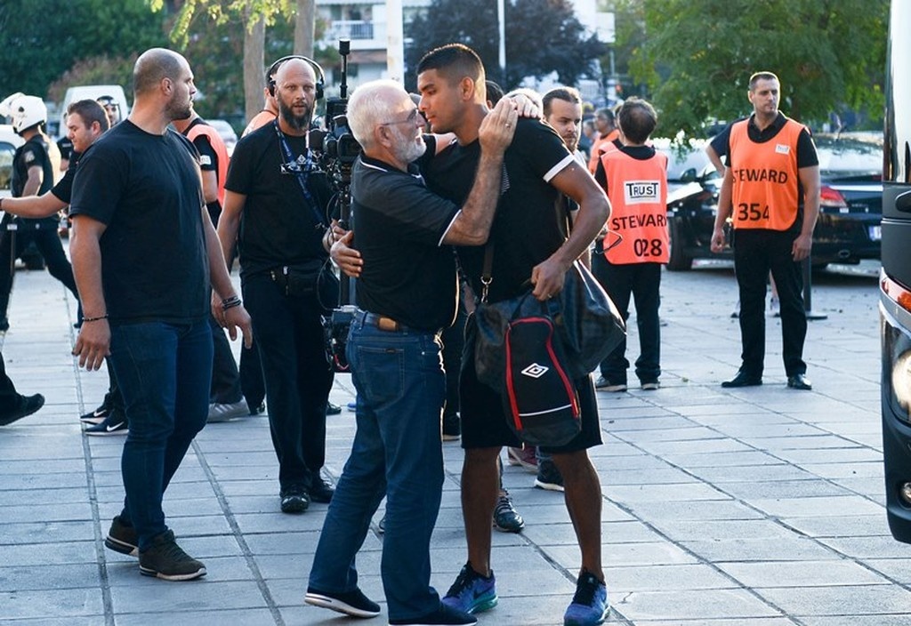 ΠΑΟΚ-ΑΕΚ: Η υποδοχή του Σαββίδη στην αποστολή του Δικεφάλου του Βορρά (photos)