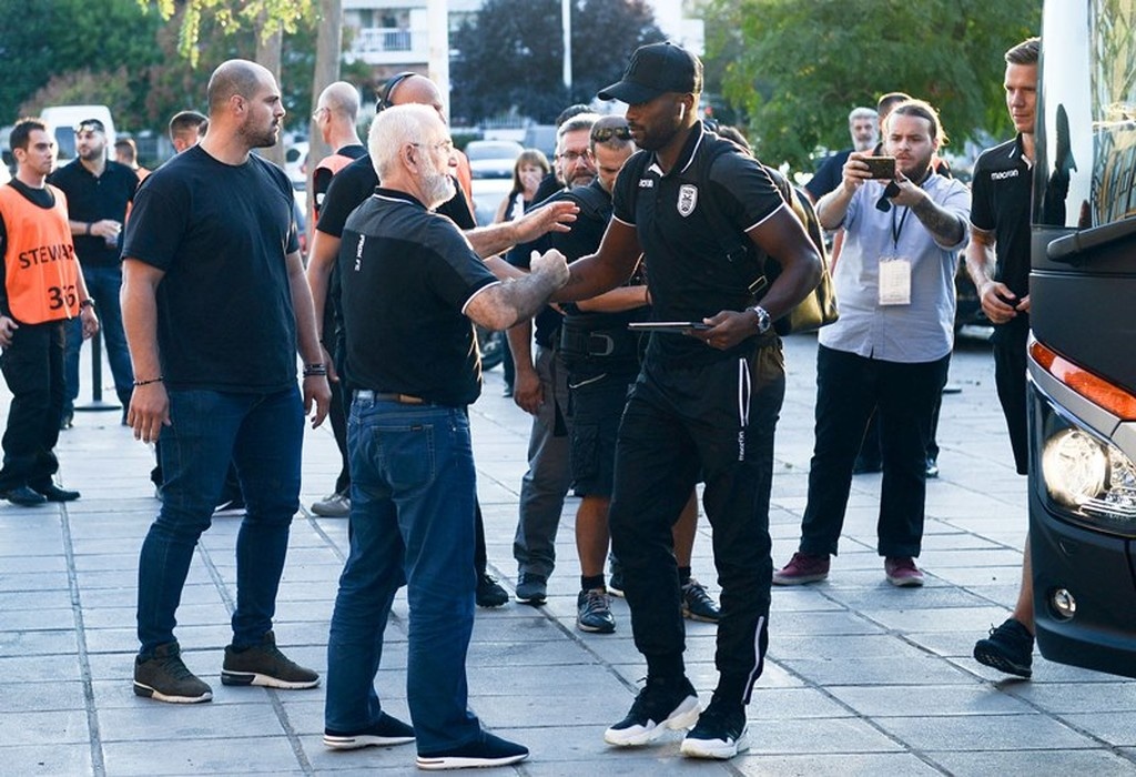 ΠΑΟΚ-ΑΕΚ: Η υποδοχή του Σαββίδη στην αποστολή του Δικεφάλου του Βορρά (photos)