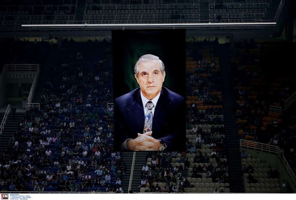 Στον ουρανό του ΟΑΚΑ το λάβαρο του Παύλου Γιαννακόπουλου (photos+videos)
