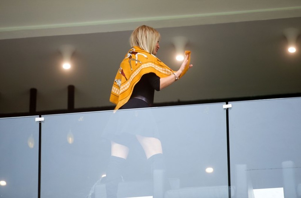 Ποιος τυφώνας; Δείτε εδώ μπούτια-καταιγίδα στα VIP του Άρης-Ατρόμητος! (photos)