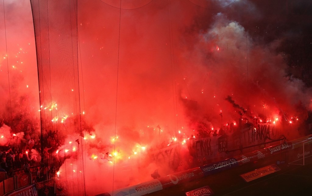 Ολυμπιακός: Μ’ αυτή την ποινή κινδυνεύει λόγω πυρσών (photos)