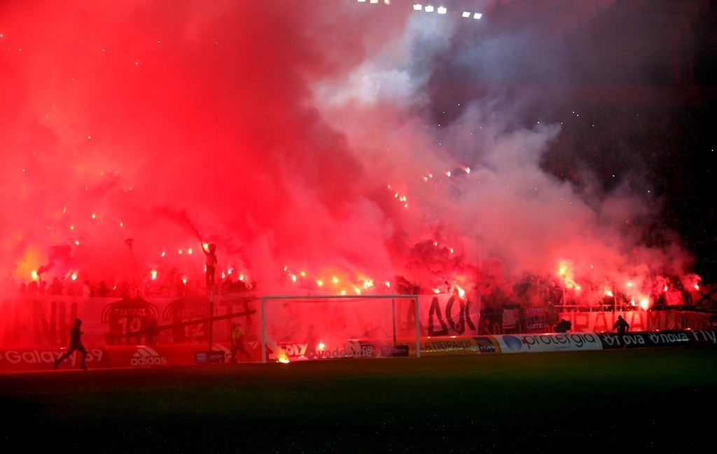 Ολυμπιακός: Μ’ αυτή την ποινή κινδυνεύει λόγω πυρσών (photos)