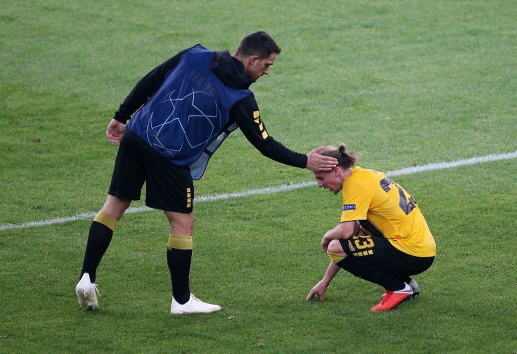 ΑΕΚ – Μπενφίκα 2-3: Σκυμμένα κεφάλια κι απογοήτευση (photos)
