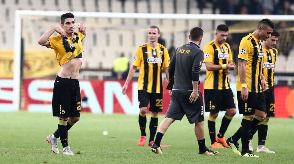 ΑΕΚ – Μπενφίκα 2-3: Σκυμμένα κεφάλια κι απογοήτευση (photos)
