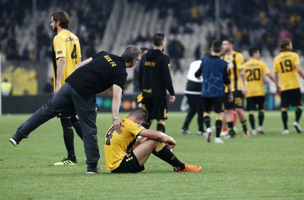 ΑΕΚ – Μπενφίκα 2-3: Σκυμμένα κεφάλια κι απογοήτευση (photos)