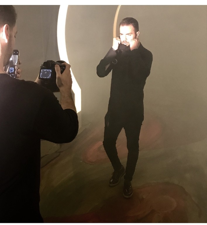 Ηλίας Βρεττός: Δείτε backstage από την φωτογράφηση της αφίσας του για το TOKYO THEATER ATHENS