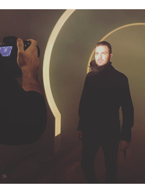 Ηλίας Βρεττός: Δείτε backstage από την φωτογράφηση της αφίσας του για το TOKYO THEATER ATHENS