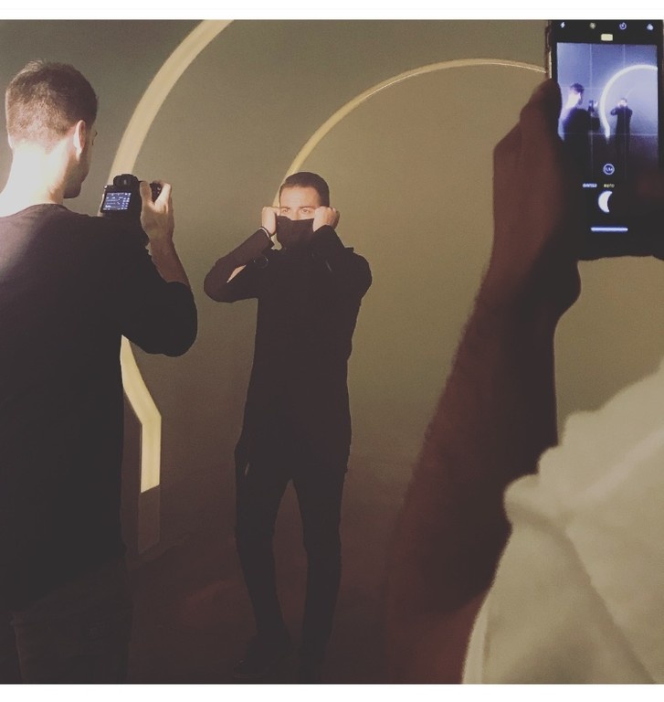 Ηλίας Βρεττός: Δείτε backstage από την φωτογράφηση της αφίσας του για το TOKYO THEATER ATHENS