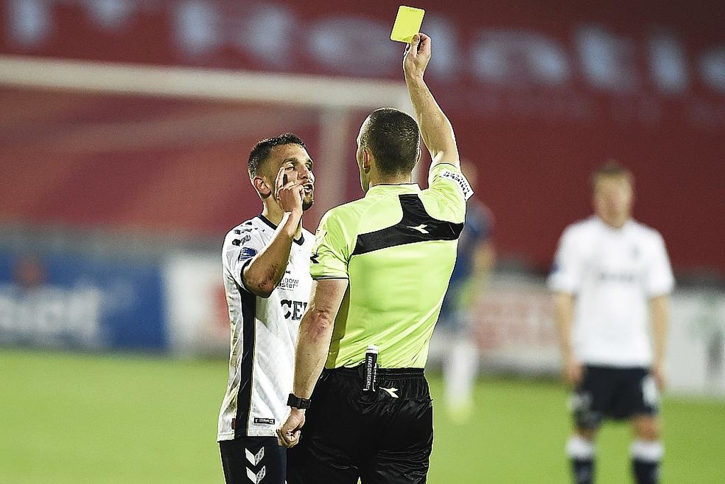 ΑΕΚ-Ολυμπιακός: Ο Κριστόφερσεν που έρχεται με κάρτες και η απίθανη αποβολή στο ημίχρονο (video)