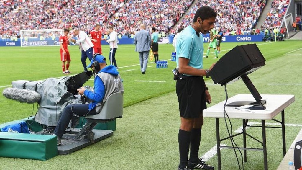 VAR στην Super League; «Πειραματικά» από του χρόνου και... βλέπουμε!