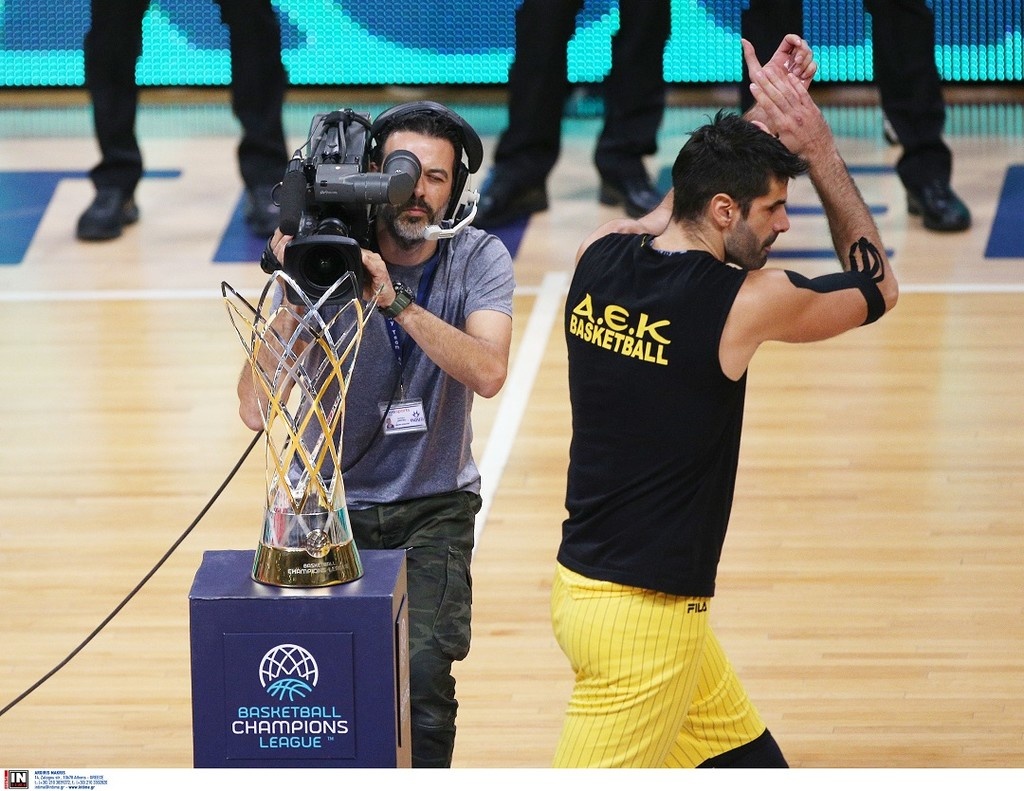 ΑΕΚ: Με το... τρόπαιο της κόντρα στη Χάποελ (photos)