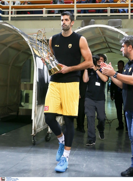 ΑΕΚ: Με το... τρόπαιο της κόντρα στη Χάποελ (photos)