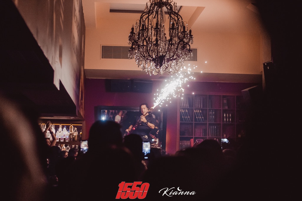 15 50: Το αδιαχώρητο στις εμφανίσεις της ροκ μπάντας σε Αθήνα και Πάτρα