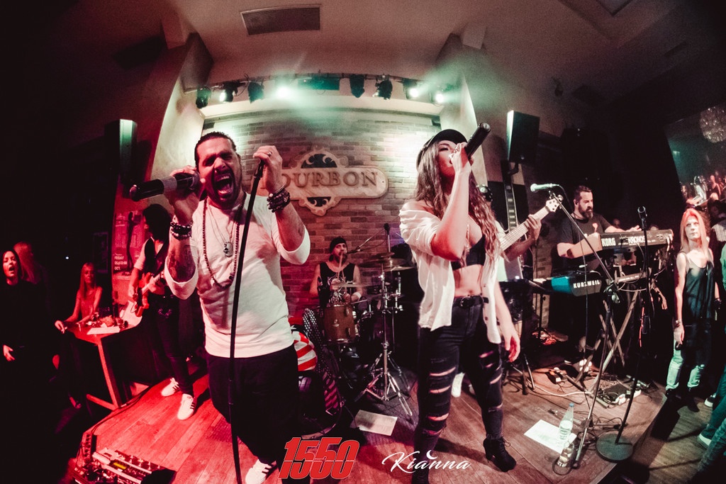 15 50: Το αδιαχώρητο στις εμφανίσεις της ροκ μπάντας σε Αθήνα και Πάτρα