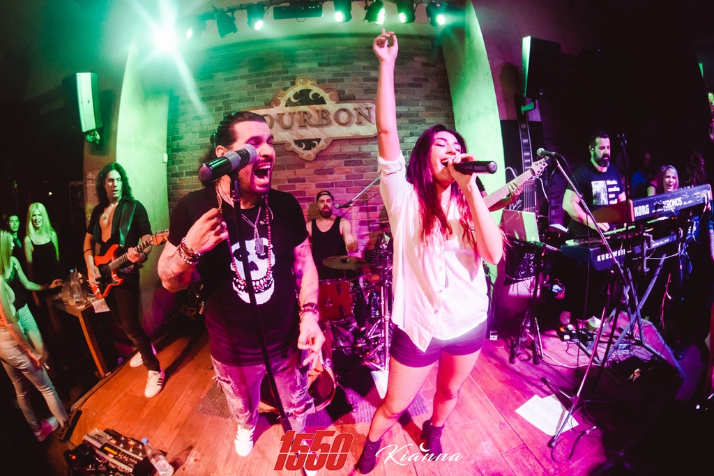 15 50: Το αδιαχώρητο στις εμφανίσεις της ροκ μπάντας σε Αθήνα και Πάτρα