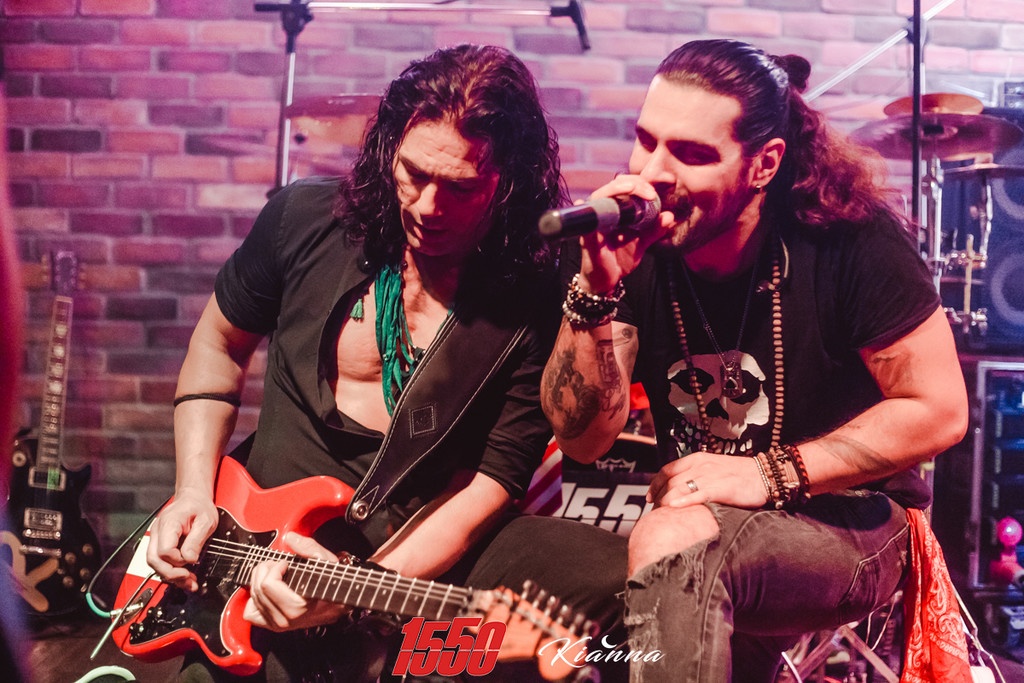 15 50: Το αδιαχώρητο στις εμφανίσεις της ροκ μπάντας σε Αθήνα και Πάτρα