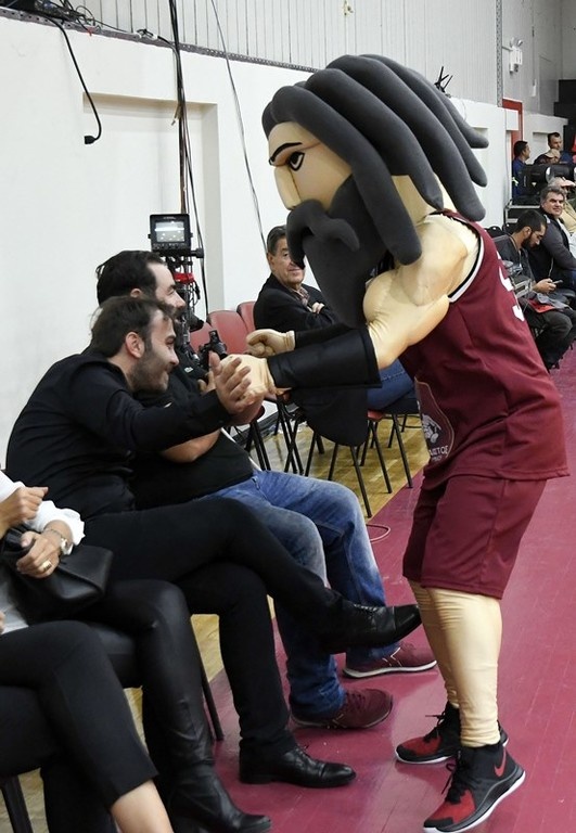 Η μασκότ του Ήφαιστου που τα «σπάει» (photos)