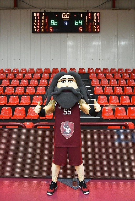 Η μασκότ του Ήφαιστου που τα «σπάει» (photos)