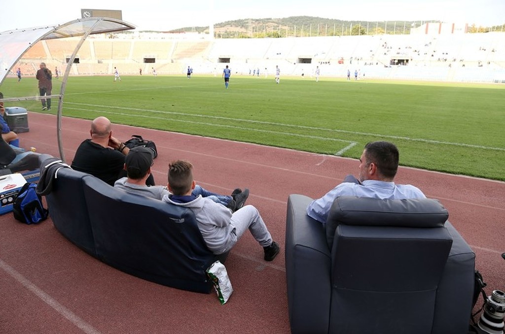 Μυθικό: Έβαλαν… καναπέδες δίπλα στον πάγκο του Ηρακλή! (videos & photos)