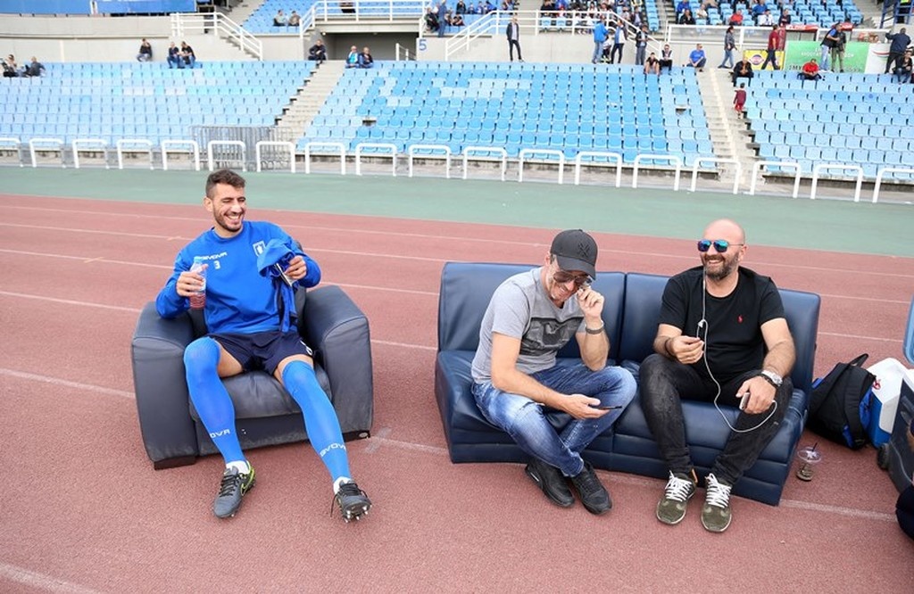 Μυθικό: Έβαλαν… καναπέδες δίπλα στον πάγκο του Ηρακλή! (videos & photos)