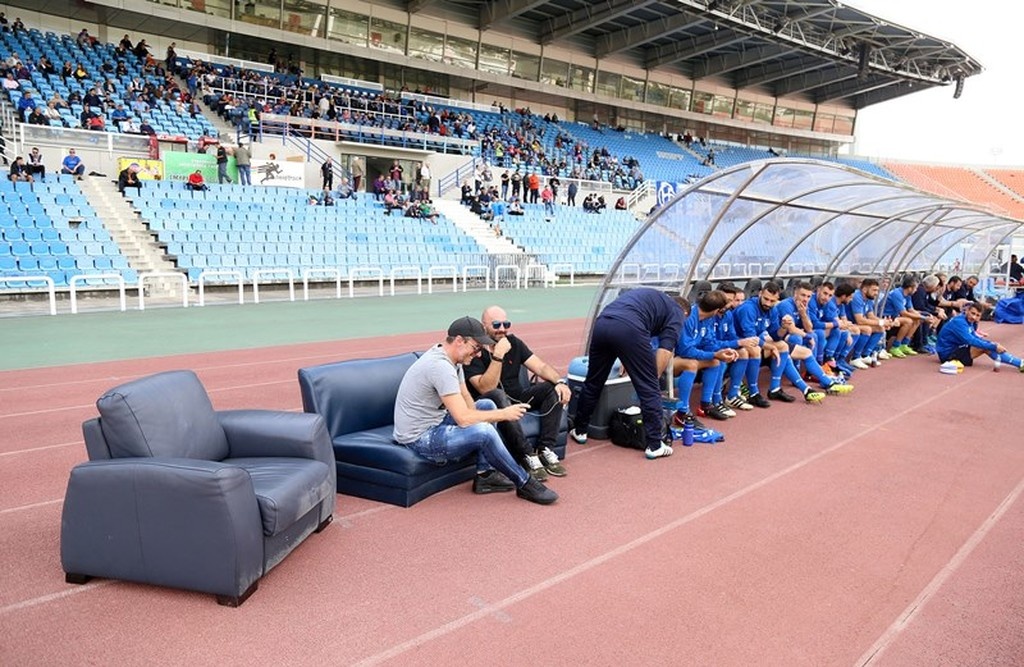 Μυθικό: Έβαλαν… καναπέδες δίπλα στον πάγκο του Ηρακλή! (videos & photos)