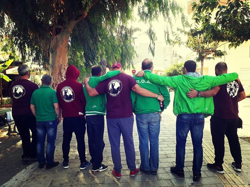 Η ομορφιά του ποδοσφαίρου: Αγκαλιασμένοι οπαδοί αντίπαλων ομάδων στη Γ’ Εθνική (photo)