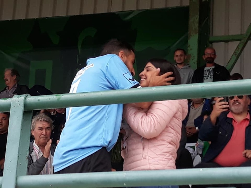 Πρόταση γάμου ποδοσφαιριστή πριν από τη σέντρα (photos)