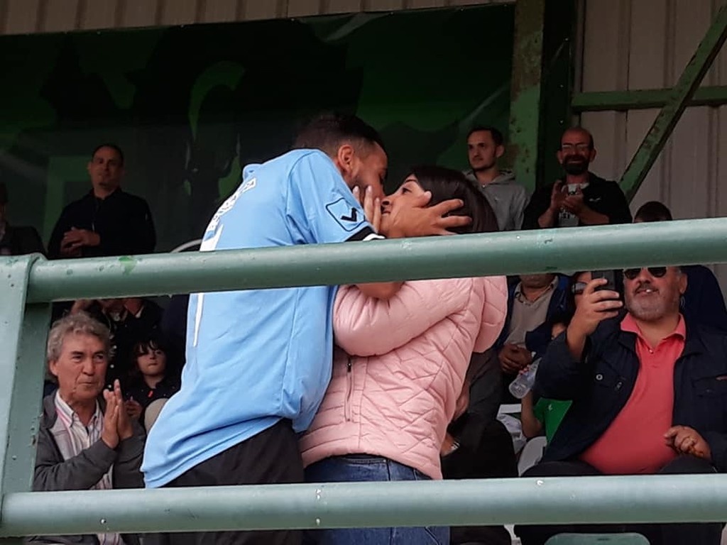 Πρόταση γάμου ποδοσφαιριστή πριν από τη σέντρα (photos)