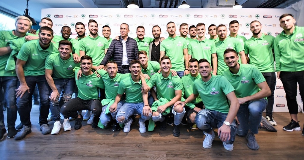 οι παίκτες ΠΑΕ Παναθηανικός με τον Γιώργος Δώνης – Προπονητής ΠΑΕ Παναθηναϊκός και Νίκος Νταμπίζας – Τεχνικός Διευθυντής ΠΑΕ Παναθηναϊκός