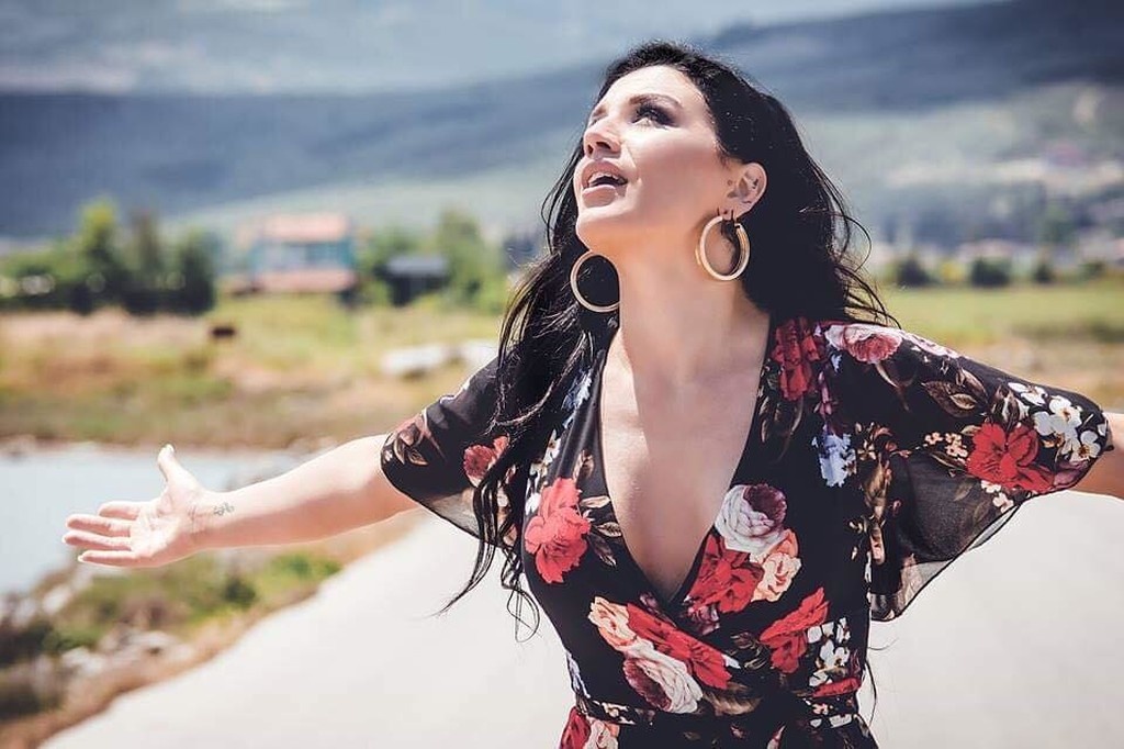 Ιουλία Καλλιμάνη: Μετά το The Voice βάζει «φωτιές» και όχι μόνο (photos, video)