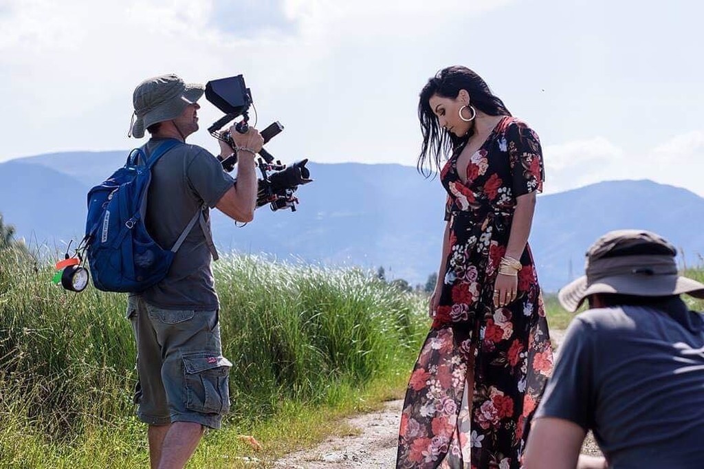 Ιουλία Καλλιμάνη: Μετά το The Voice βάζει «φωτιές» και όχι μόνο (photos, video)