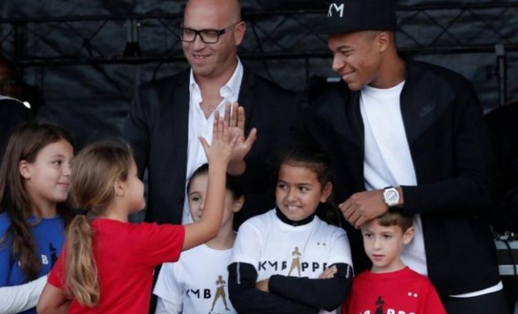 Επέστρεψε στη γενέτειρά του ο Εμπαπέ (photos & video)